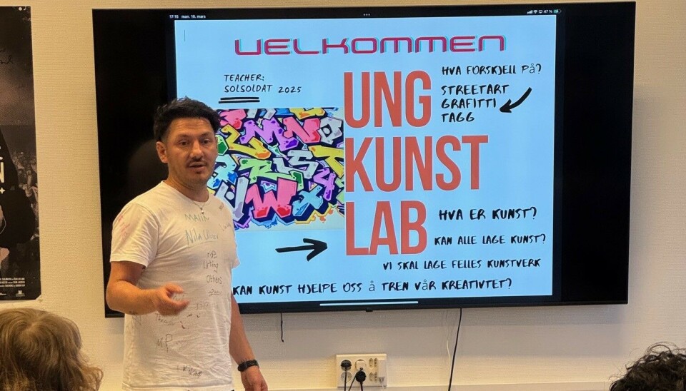 Kunstneren Rune Francisco Fauske, også kjent som «Solsoldat» holder kreativt kurs.