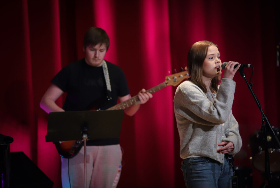 Elena Marie (17) fra Fauske sang 'Tett inntil mæ' av Sondre Justad og fikk hjelp av Joakim Strand Mathisen (16) på bass. I tillegg sang hun 'Jar of heart'.