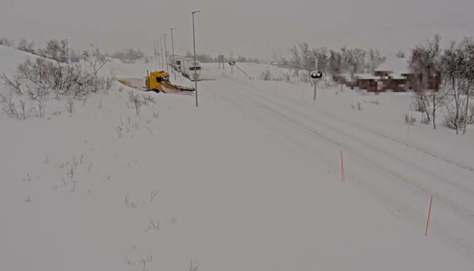 KOLONNE. E6 på Saltfjellet (bildet) var åpent fram til like før klokken 10:30 tirsdag. Da ble det innført kolonnekjøring.