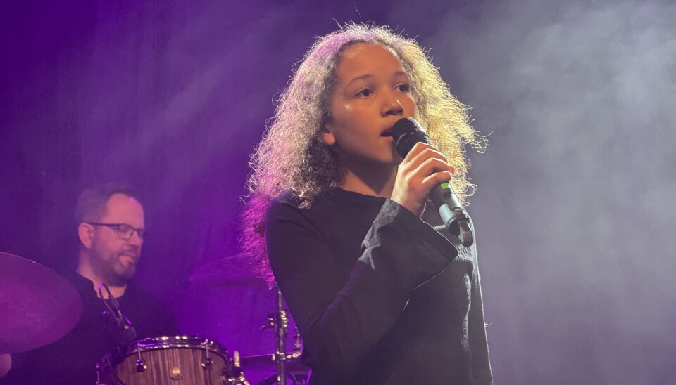 IMPONERENDE. Sienna Ludvigsen Wahome, som så ut til å stortrives med mikrofonen i hånden. Hun hadde valgt Rihanna sin sang Stay.
