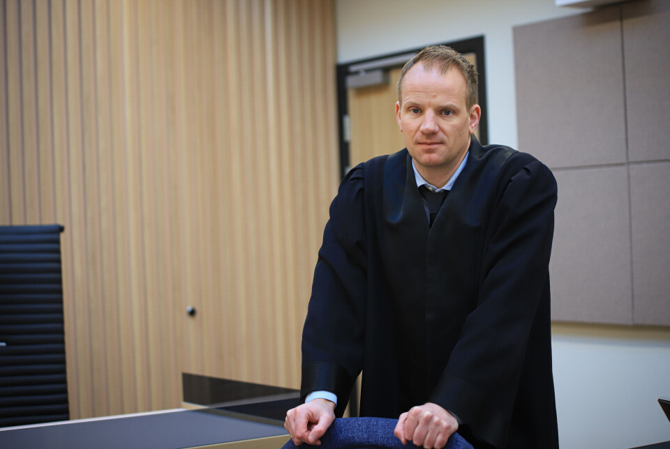 I RETTEN. Advokat Bendik Falch-Koslung representerer den tiltalte kvinnen i rettsaken..