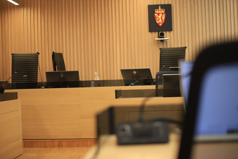 Tre personer er bortvist fra retten under rettsakens andre dag.