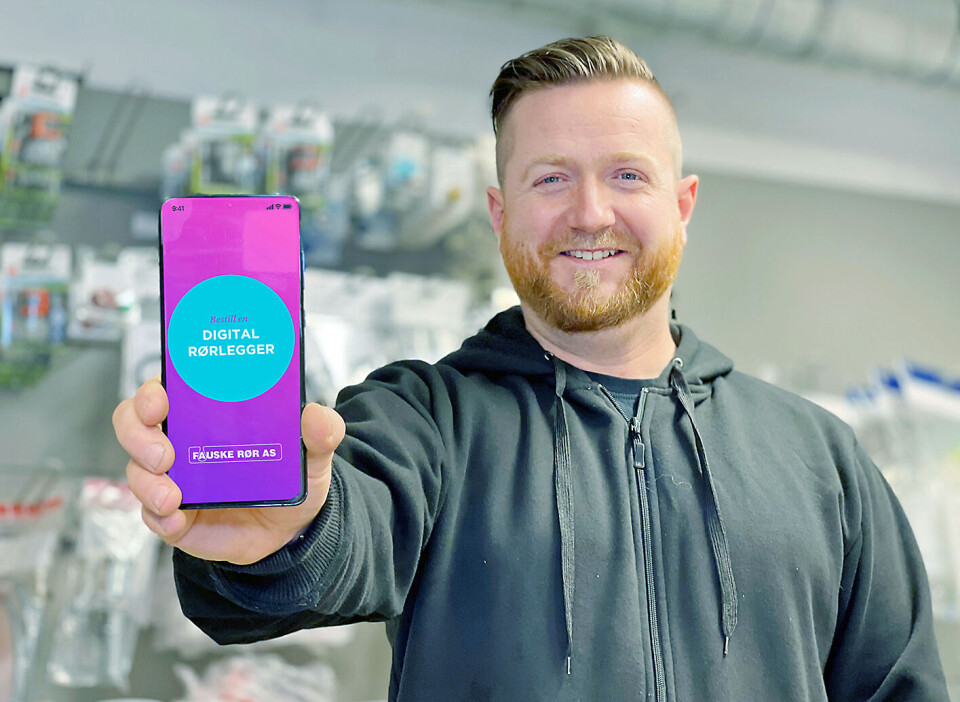 DIGITAL RØRLEGGER. Tommy Mosti hos Fauske Rør gleder seg over at den digitale rørleggeren har blitt populær. Bra for miljøet og lommeboka.