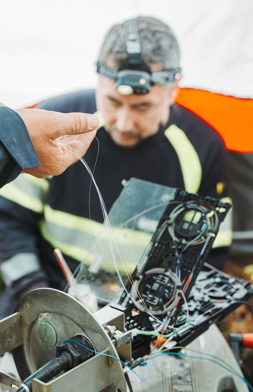 MYE INFORMASJON. Gjennom disse tynne trådene går det enorme mengder informasjon som samfunnet er avhengig av. Da er det godt for kundene å vite at ISE Fiber er ledende på feltet.