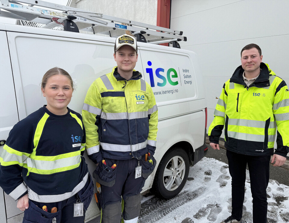 STOLTE ELEKTRIKERE. Fra venstre lærling Nora Helene Eilertsen, lærling August Nygård Pedersen og prosjektleder Ruben Steensen.