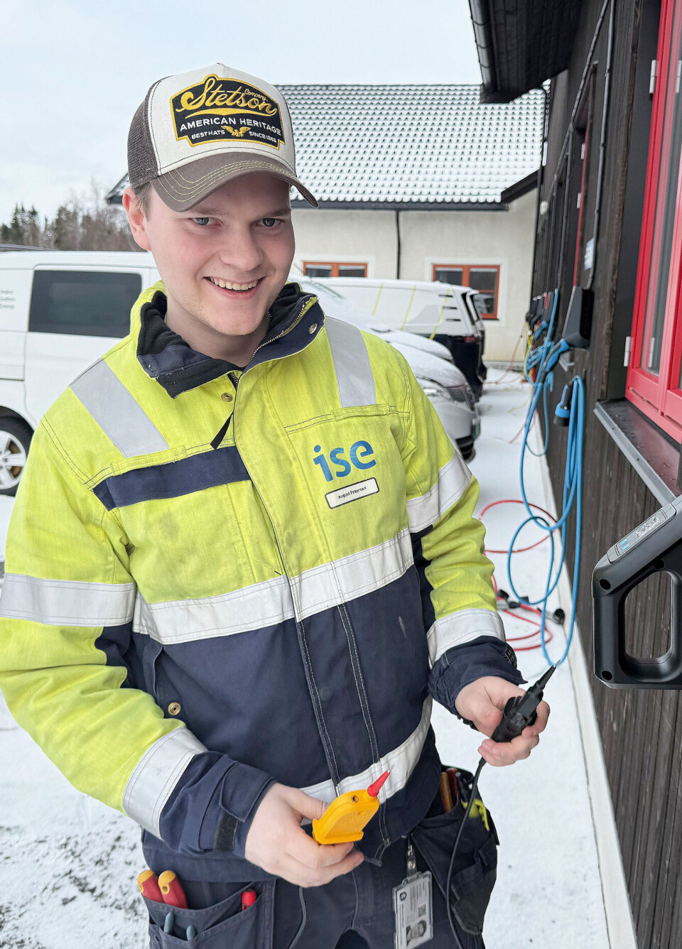ELBILLADER SJEKKES. Med et stadig økende antall elbilladere på veggene rundt omkring er det viktig at de sjekkes ofte. Her sjekker August en av deres egne ladestasjoner.