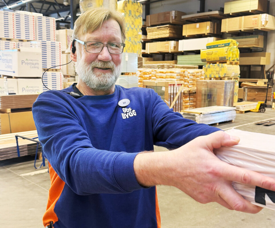 FÅR BRUKT KOMPETANSEN. – Jeg får virkelig brukt kompetansen fra et langt snekkerliv her på Coop Obs Bygg. Det er alltid fint å kunne gi kundene gode råd basert på egne erfaringer, sier Arild Stenmark.