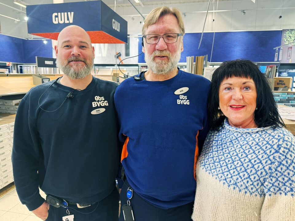 JOBBMATCH. Takket være godt samarbeid mellom butikksjef i Coop Obs Bygg, Mats Holstad (t.v.), arbeidstaker Arild Stenmark og jobbkonsulent i Moment Salten, Wanja Jensen.