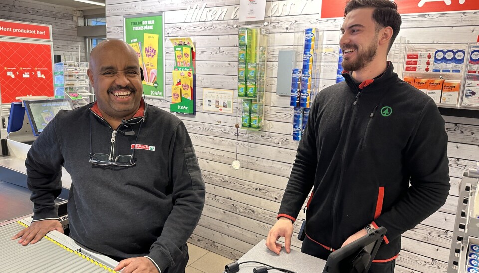SMIL. Smilet sitter løst blant de ansatte på butikken. Her er Sakr sammen med kollega Ali Hussain (til venstre).