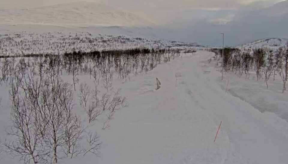 Riksvei 77 over Graddis er fortsatt stengt på svensk side fredag morgen.