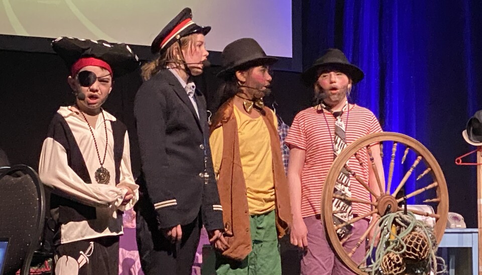 GODE SKUESPILLERE. Noen av hovedrollene, med Knutsen og Ludvigsen til høyre.