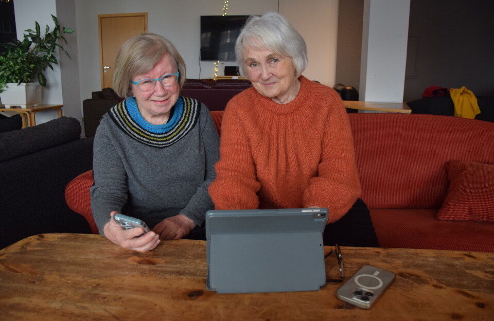 HAR BLITT TRYGGERE. Marit Benum (75) (t.v.) og Ingrid Hunstad (77) har lært mye om hvordan de kan bruke nettbrett, pc og mobiltelefonene sine på Seniornett sine kurs og treff.
