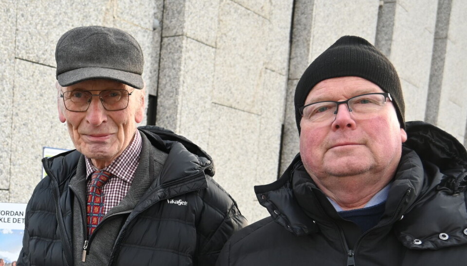 OFTE UTE. Mens politikerne bare er på stand i valgkampen, ser man Jarnar Buarøy (t.v.) og Reinert Havn eller andre fra Jehovas vitner flere ganger i uka hele vinteren på torget på Fauske.