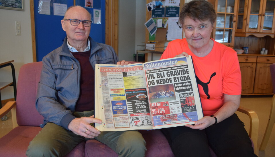 MIMRER TILBAKE. Gammel-rektor Kjell Skogstad og lærer Lill Nybakk med avisen fra 1999 der den såkalte parringsdugnaden er omtalt.
