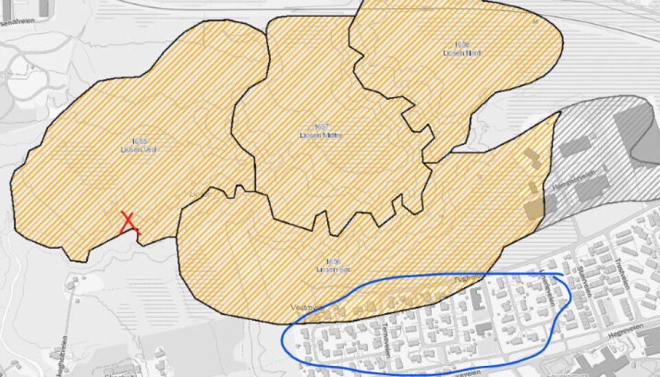 SKRED. Den omtrentlige plasseringen av skredet 3. april 2025 markert med rødt kryss. Boligområdet på Vestmyra vist med blått omriss.