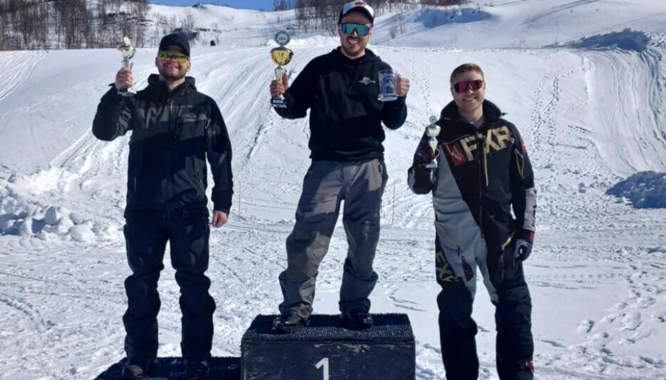 FORNØYDE. Både førere, publikum og arrangører kunnesmile på Suliscrossen 2025. Her er pallen i Hillclimb Classic der Lars Odin Johansen gikk til topps foran Petter Olsen klevstadlien og Andreas Jørgensen Aasbakk.