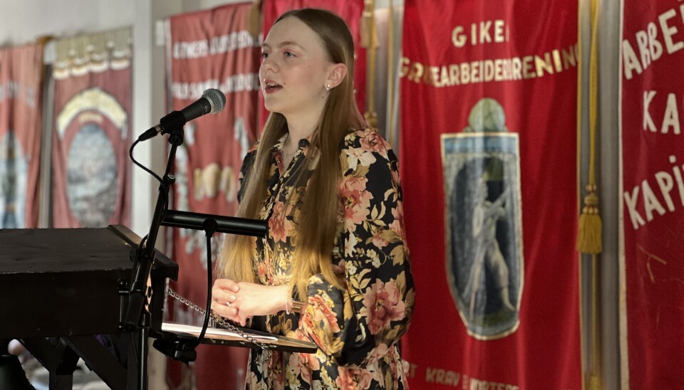 ENGASJERT. Embla Sofie Kristiansen Sørensen holdt en flott tale til barna på 1. mai i Sulitjelma.