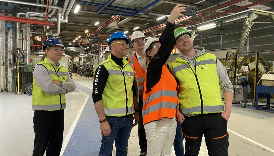 En liten selfie med noen inne i fabrikklokalet kan være et viktig minne for en næringsminister.
