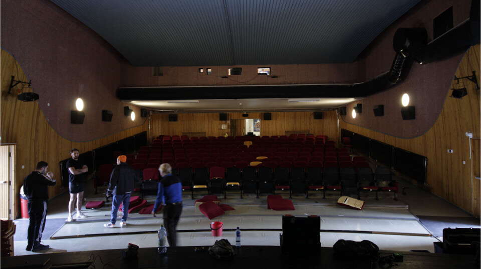 DEMONTERTE ALLE KINOSTOLENE. Kinosjefen anslår at det tok cirka fem timer fra de startet demonteringen til siste skruen var skrudd ut.