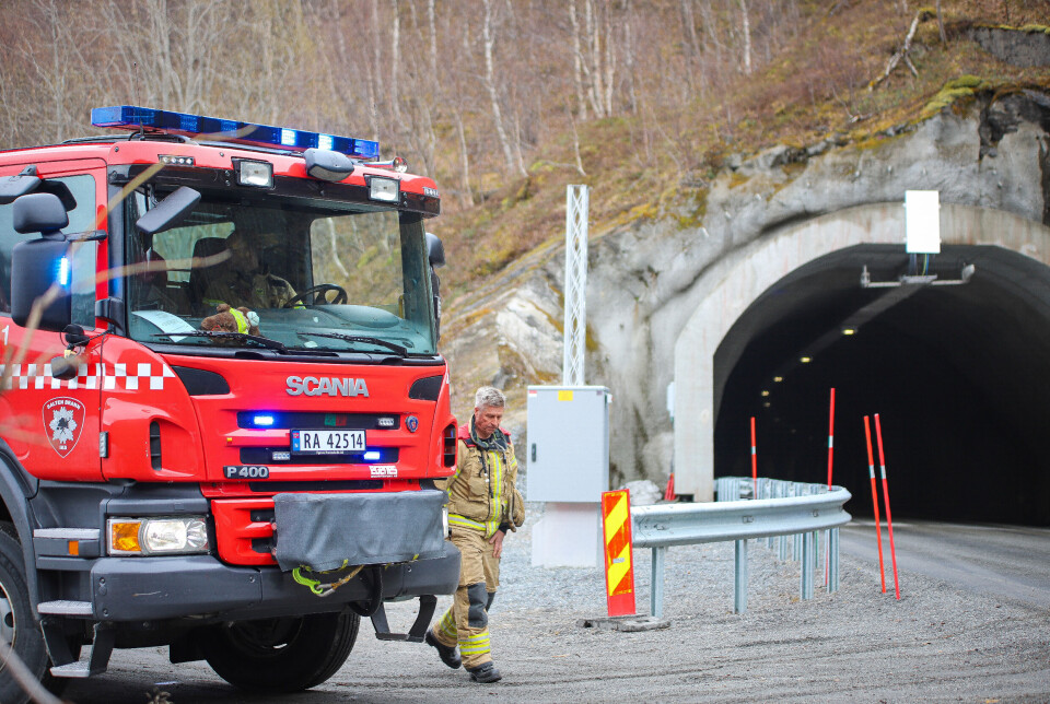 ULYKKE. - Det har vært sammenstøt mellom en lastebil og en personbil inne i tunnelen, sier operasjonsleder Kai Eriksen ved Nordland politidistrikt. Brannbil