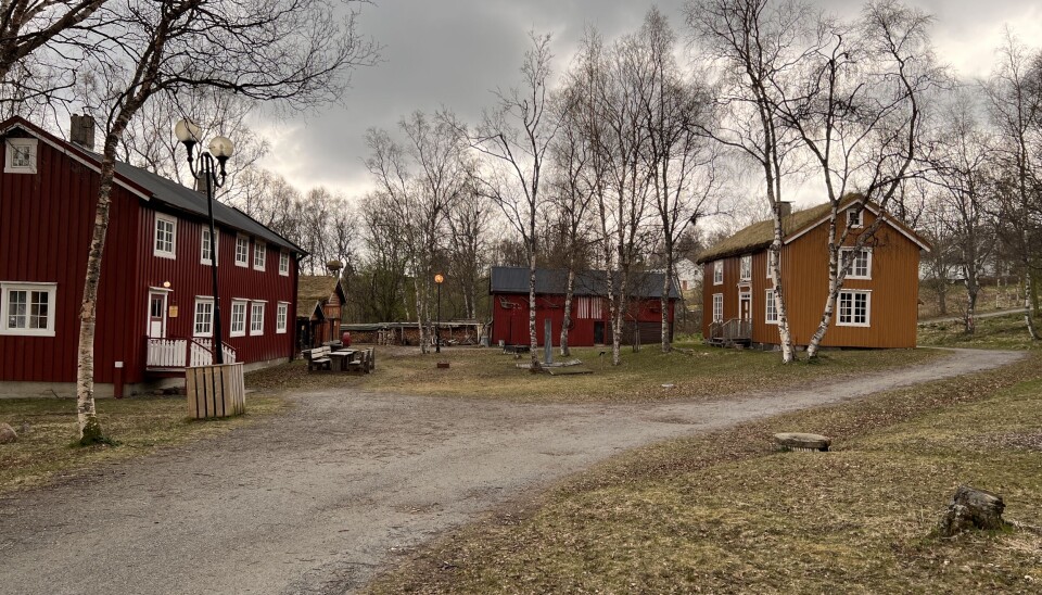 JORDFEIL. Det er en jordfeil som gjør at lysstolpene på Bygdetunet på Fauske for tiden ikke er tent. - Feilen skal lokaliseres og utbedres, sier Frode Ramskjell i VVA i Fauske kommune.