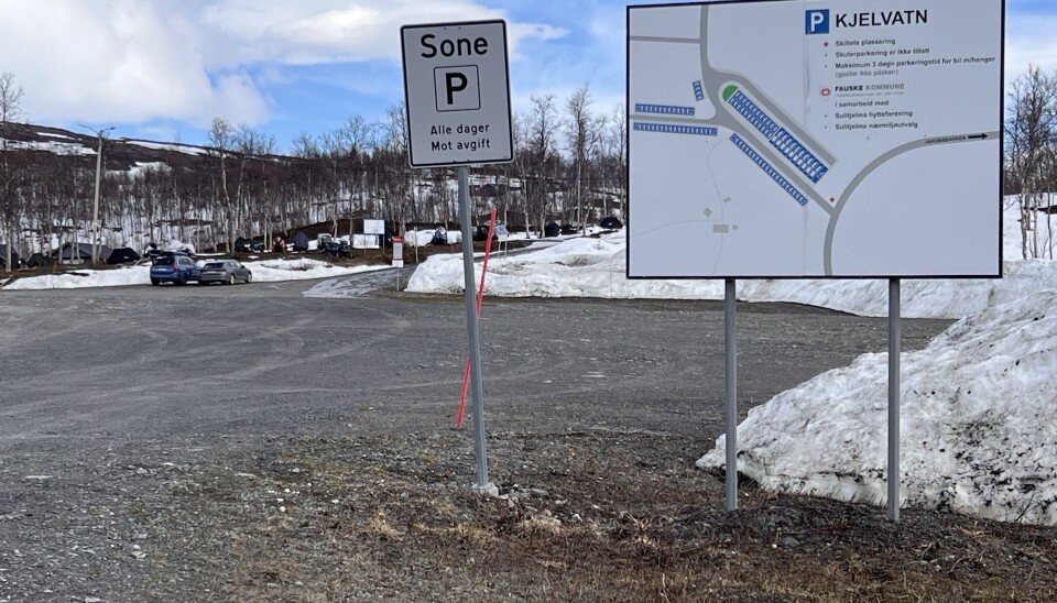AVGIFT. Her ved Kjelvannskrysset i Sulitjelma er det avgiftsparkering. Formannskapet vedtok torsdag at den bør fortsatt fjernes, slik kommunestyret vedtok i 2024, og ber kommunedirektøren lage en sak der framtidig brøyteordning ved utfartssteder utredes.