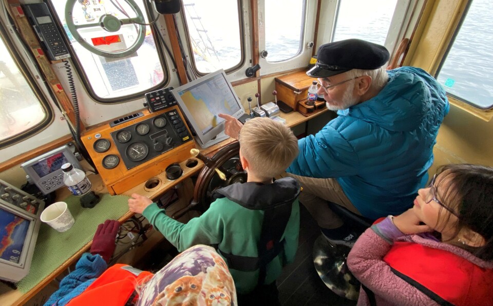 I STYRHUSET. Per Reffhaug forklarer for Philip hva som er hva på kartet. Kaja og Ariana følger spent med.