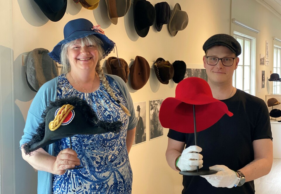 HATTEFIN UTSTILLING. Tove Mette Mæland og Lasse Frøshaug ved Nordlandsmuseet sin avdeling på Fauske er i innspurten før utstillingsåpning torsdag 12. juni. Her viser de fram amtmann Theisens gallauniformshatt og en fjong hatt fra Minken Kristensens butikk som Eli Hansen fra Fauske har lånt dem.