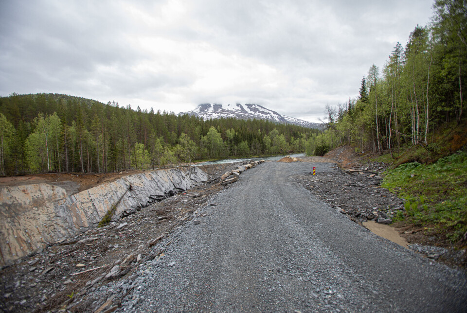 I statusrapporten for villaks som ble lagt fram i slutten av mai i år framgår det at norske laksebestander er på et historisk lavt nivå. Antallet laks som kom tilbake fra havet i 2024 var det laveste som er registrert noen gang. Fisketrappa i Høgforsen er imidlertid ikke klar for å ta i mot villaksen, men det er derimot stor plass for betongbiler å komme seg til og fra.