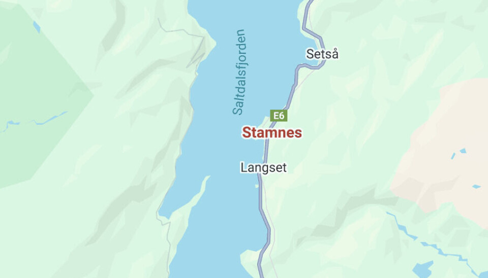 PÅ TAKET. En bil havnet på taket ved Stamnes i Saltdal.