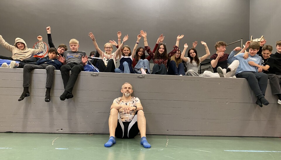 GIVENDE. Kristian Winther stortrives som scenekunstinstruktør og sammen med elvene ved Sulitjelma skole gleder han seg til at de skal vise fram 2025-versjonen av Jakten på den tapte sang. Det skjer tirsdag 17. juni på Folkets hus i Sulitjelma.