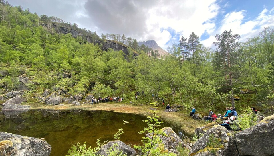 TROLSK STEMNING. Straumen skole- og ungdomskorps spilte utekonsert i spesielle omgivelser. I bakgrunnen skimtes Durmålstinden.