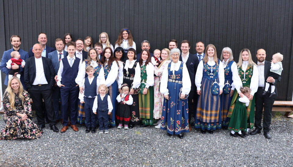 SAMLET. Fra venstre bak Erik Setså Borge (holder baby som heter Sverre Stenvold Borge), Ronny Borge, Stian Hanssen, Karoline Setså, Vegard Setså, Emmeline Setså Hanssen, Alice Sæternes Setså, Vilde Setså Larssen, Stian Larssen, Markus Setså Borge, Vegard Isaksen, Espen Setså, Kamilla Setså, Sissel Setså, Amalie Therese Hansen Sørensen, Nora Sørensen Setså, Anders Setså som holder Leon Setså. Fremste rekke fra venstre: Tonje Setså, Rune Johansen, Johan Sæternes Setså (konfirmant og hovedårsak til at hele familien samlet seg søndag), Ingeborg Sæternes(holder rundt Aron Setså Hanssen), Emil Setså Larssen, Matea Sæternes Setså (rett foran Matea står Nikolai Setså Hanssen), Vibeke Setså, Beate Setså Borge (har Signe Stenvold Borge foran seg), Ulrikke Stenvold, Siri Setså Borge (holder Jenny Borge Isaksen) og Solrun Setså.