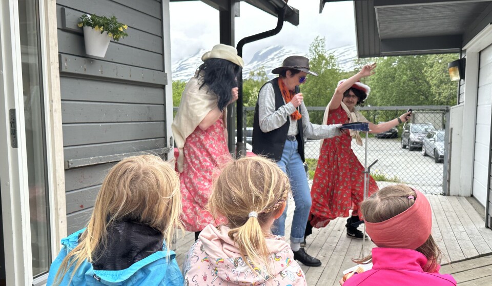 BØD PÅ SEG SELV. Også de ansatte bidro til underholdning på årets sommerfest i Valnesfjord barnehage. På den provisoriske scenen ser vi Ådne, bestyrer Brith (i midten) og Bastian.