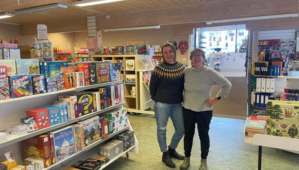 SATSER PÅ MILJØ. Leselysthuset på Rognan er en av de påmeldte til høstens kursing i Miljøfyrtårn, i regi Saltdal utvikling. - Det er avgjørende for oss, forteller daglig leder Anna Karlsen (t.v.) og framtidig miljøtårnansvarlig Astri Larssen.