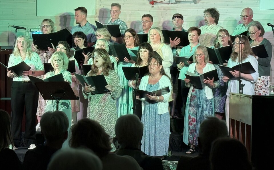 SOMMERLIG. Sangrias sommerkonsert samlet mange til ei snill stund i gymsalen i Røsvik.