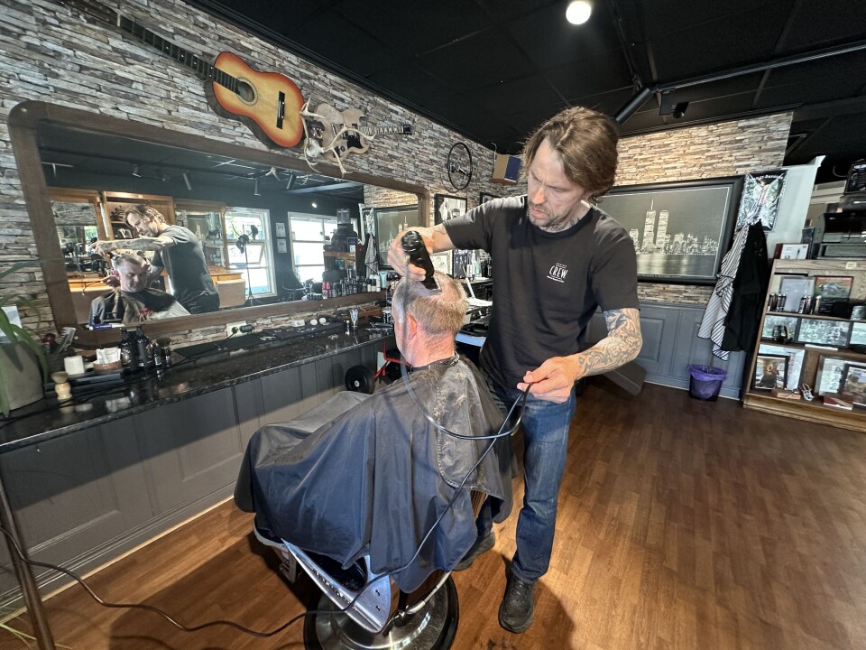 UTKIKKSPOST. - Det er her fra salongen at jeg har hatt utsikt til alt som har skjedd gjennom de tre siste tiårene. For eksempel da flyene traff tårnene i New York i 2001, da så jeg det på TV i salongen, forteller Hans Marius.