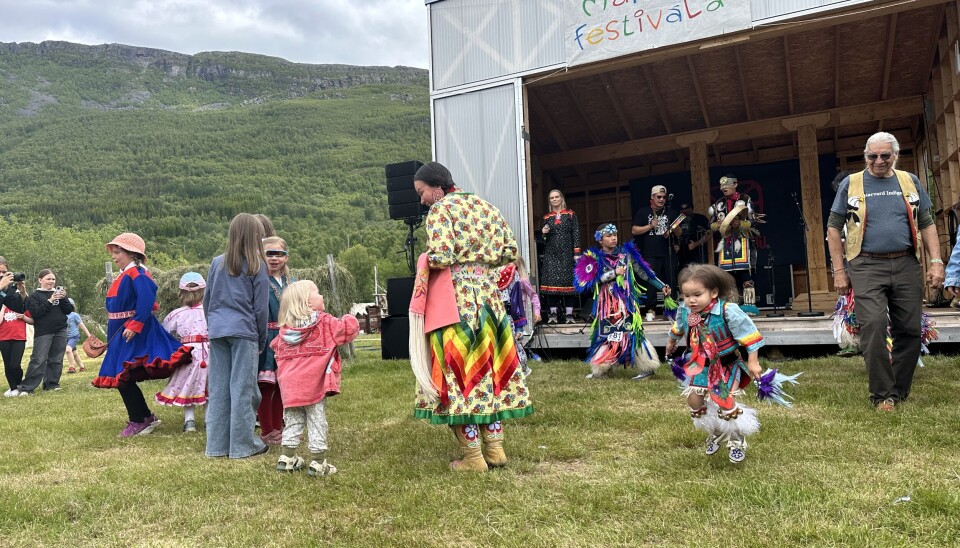 FARGERIKT. Barnefestival under Riddu-festivalen i Kåfjord er populær blant barnefamilier fra hele landet. Her ser vi medlemmer fra Cree-folket, årets utvalgte urfolk som delte av din kultur, med tradisjonell sang og dans.