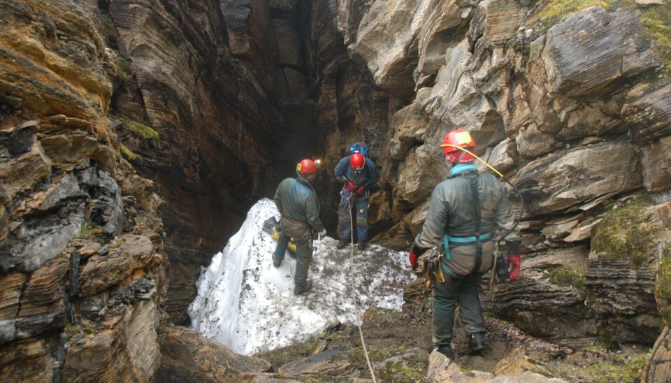 VIL VERNE. Miljødirektoratet har fastsatt midlertidig forskrift om midlertidig vern av Reinvikgrotta naturreservat i Sørfold. Dette bildet er fra kartlegging av Norges lengste grotte, Tjoarvekrajgge, som også ligger i Sørfold kommune.
