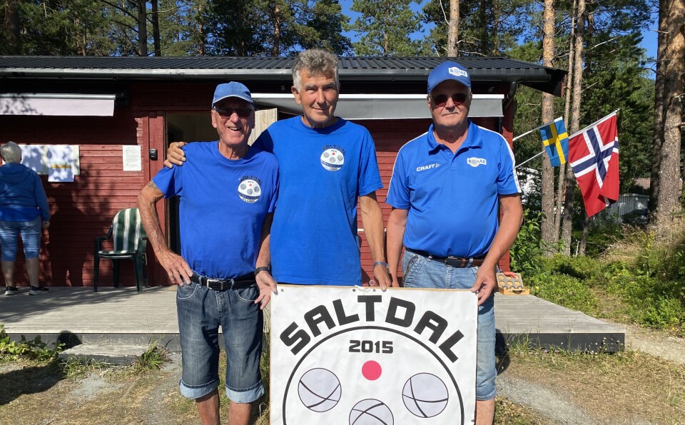 GRENSESPRENGENDE SAMARBEID. Gunnar Nordås, leder i Saltdal Petanqueklubb (t.v.) og Svein Edvardsen, turneringsleder, sammen med leder i Luleå Petanqueklubb, Lars Söderström.