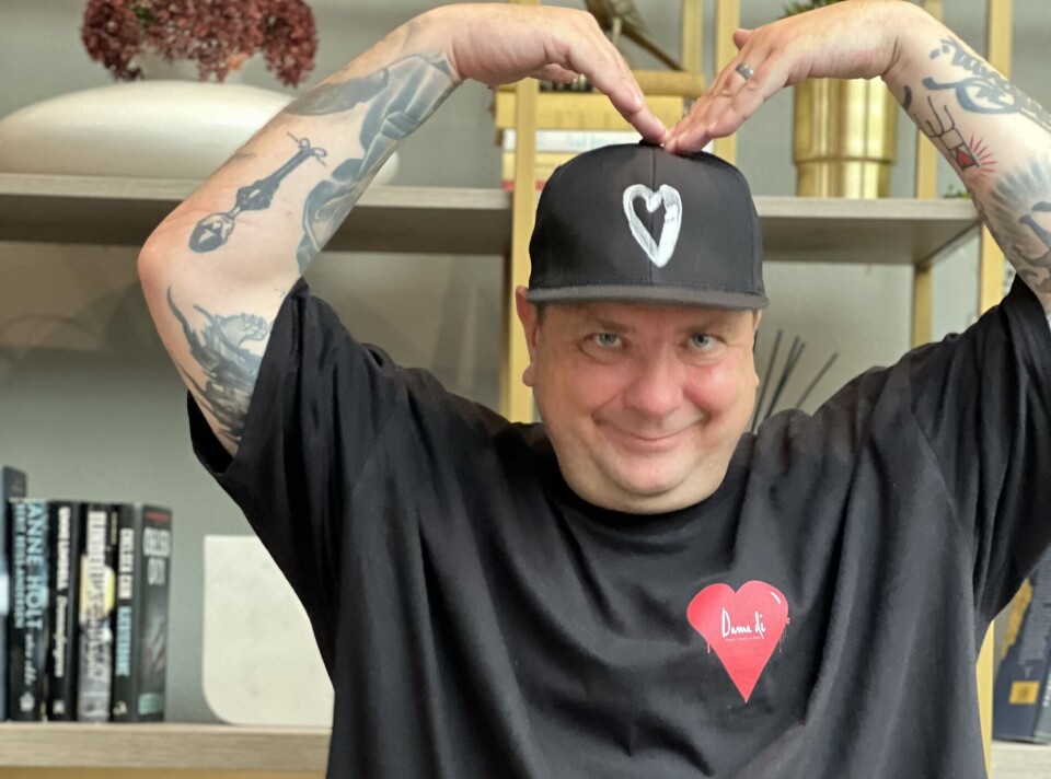 GJENKJENNELIG. - Låten 'Dårlig å døm', handler litt om å være lettlurt, eller oppslukt av en idé eller en forelskelse, blendet av en kjendis eller politiker, sånn at en ikke tenker klart. Jeg tror alle kan kjenne seg igjen i den følelsen det her handler om, forklarer Jørgen Nordeng.