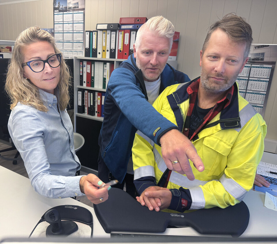SPENNENDE JOBB. Her ser vi økonomisjef Inger-Lise Albinussen (t.v.), avdelingsleder Montasje Kjell Espen Sivertsen og prosjektleder Terje Vik som har en gjennomgang av et prosjekt. Foto: Sverre Breivik