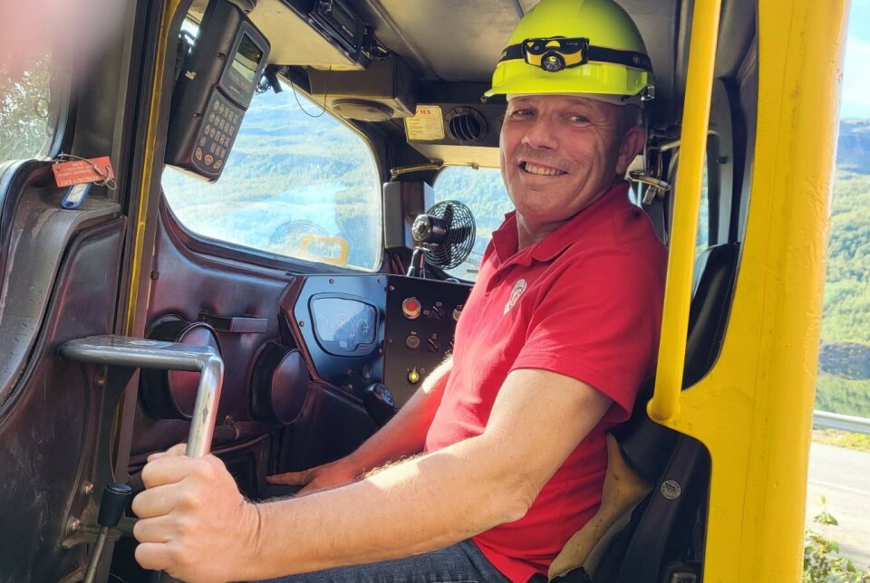 KJENTE OMGIVELSER. Bjørnar Skjæran følte seg hjemme bak spakene på laste- og bæremaskinen som brukes i stollen i Sulis. Nå er han blitt utnevnt som ny kommunalminister i Støre-regjeringen.