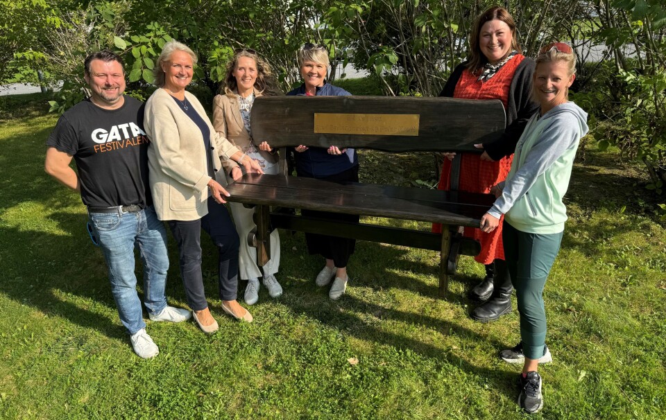 BENKE-GAVE. Onsdag overleverte Saltenposten og Polar Kraft benken som skal plasseres i Fauske kommune. Fra venstre Kay-Espen Pettersen fra Saltenposten, Sølvi Tønder Leirvik fra Polar Kraft, Sølvi Ågnes fra Saltenposten, Linda Engan fra Polar Kraft, ordfører Marlen Rendall Berg og folkehelsekontakt Carine Romness Sollund.