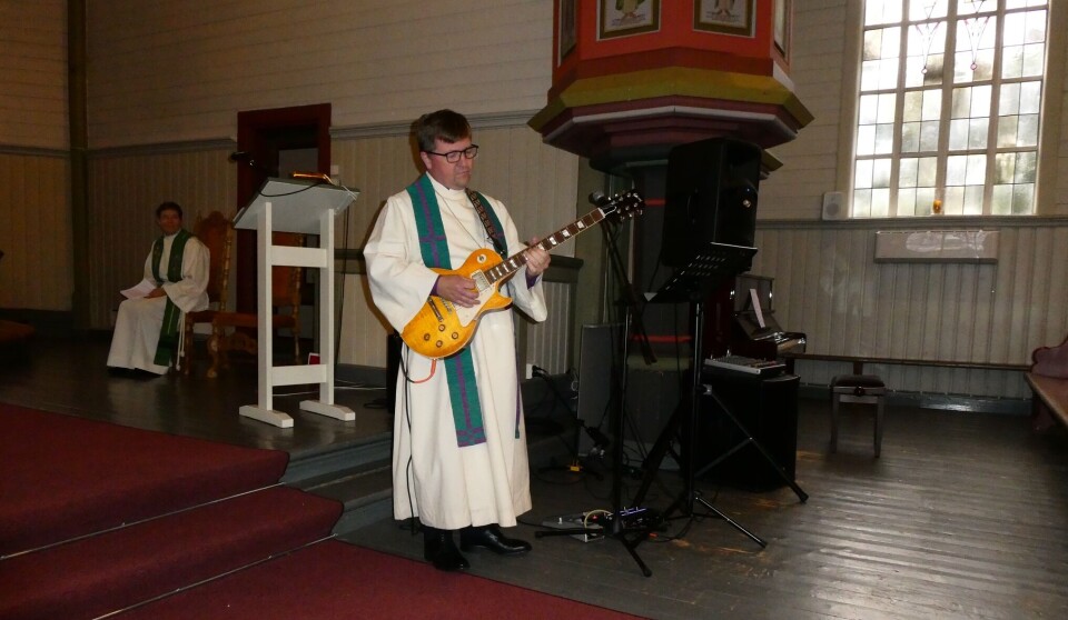 KUL BISKOP. Sannelig hadde biskop Svein med seg gitaren og bidro med kul musikk og sang i gudstjenesten! Først: 'Hver gang vi møtes' med felles sang til refrenget. Så - et annet desto mer rocka stykke som ekstra hilsen til konfirmantene.