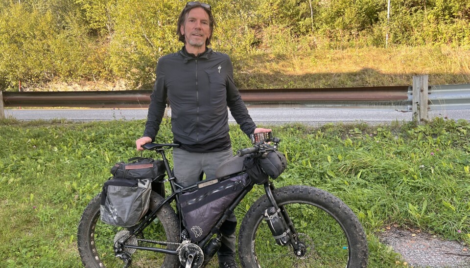 NYTER NATUREN. Fetze Postma fra Nederland er blitt glad i den nordnorske naturen, og kan være der i måneder i slengen. Alt han trenger har han pakket på sykkelen og i en liten ryggsekk. Denne uka var han i Sulitjelma for fjerde gang, og det var også der eventyrene startet i 2019.