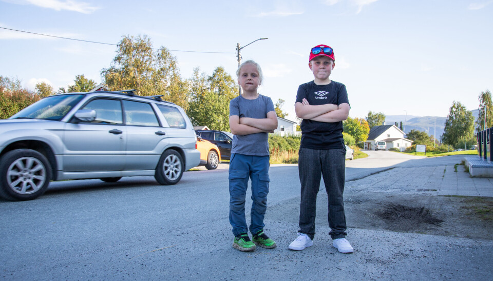 SKUMMELT. Wilmer Willumstad Rolandsen (7) og Emrik Willumstad Rolandsen (9) synes det er skummelt å sykle til og fra skolen forbi Buen på grunn av alle bilene som står parkert på begge sidene av veien.