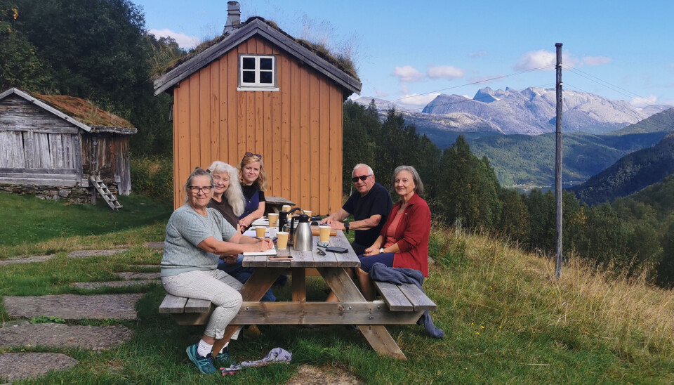 JUBILEUM I 2026. Første planleggingsmøte om jubileet på husmannsplassen i Sørfold ble gjennomført tirsdag 9. september, i nydelige omgivelser i Kjelvik. Deltakende var Heidi Zakariassen (Kjelvikspillet/Sørfold lokalhistorielag), Gerd Bente Jakobsen (Sørfold kommune), Ida Beate Otterlei (Nordlandsmuseet), Ole Henrik Fagerbakk (Sørfold lokalhistorielag) og Anne Lise Arntzen (Nordre Sørfold husflidslag / Sørfold lokalhistorielag).
