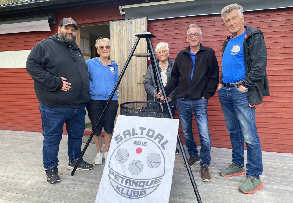 FIKK GAVE. Da er bålpanna montert og overrakt til glade og takknemlige representanter fra petanqueklubben. Fra venstre Helge Simonsen fra Saltenposten, Sylvia Nygren, Torill Guttormsen, Gunnar Nordås og Svein Edvardsen fra Saltdal Petanqueklubb.