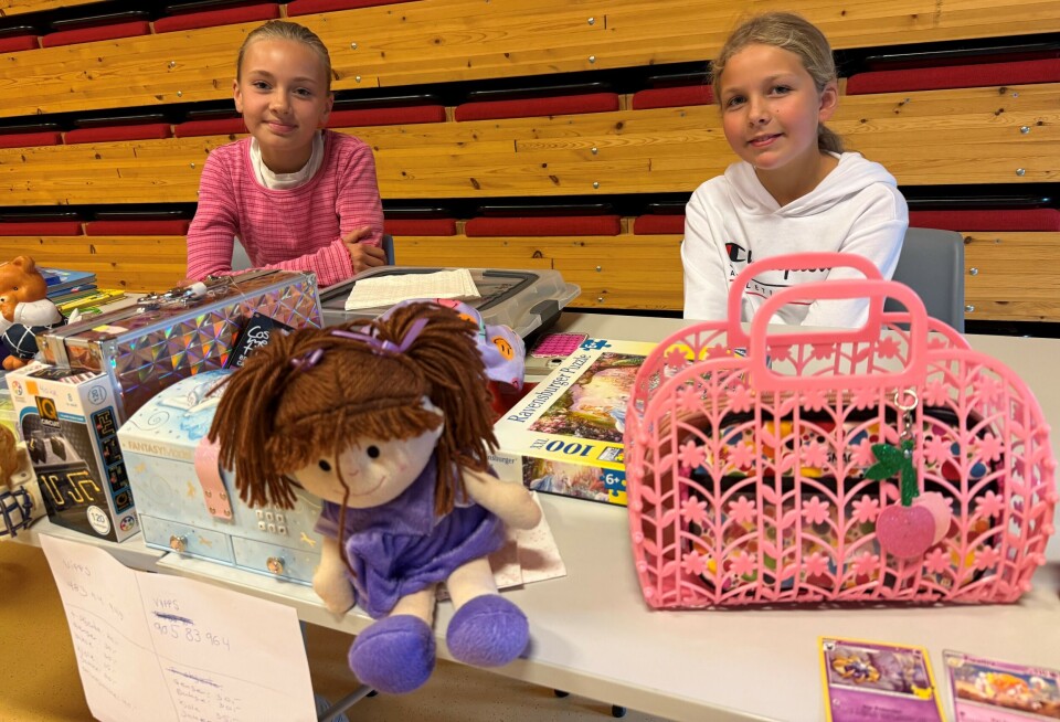 LEKER OG KLÆR. Hedda Rubbås Sørensen (12) (t.v.) og Mathea Koskinen (10) hadde salgsbod i lag på Gjenbruksdagen under navnet 'Second chance sisters'.